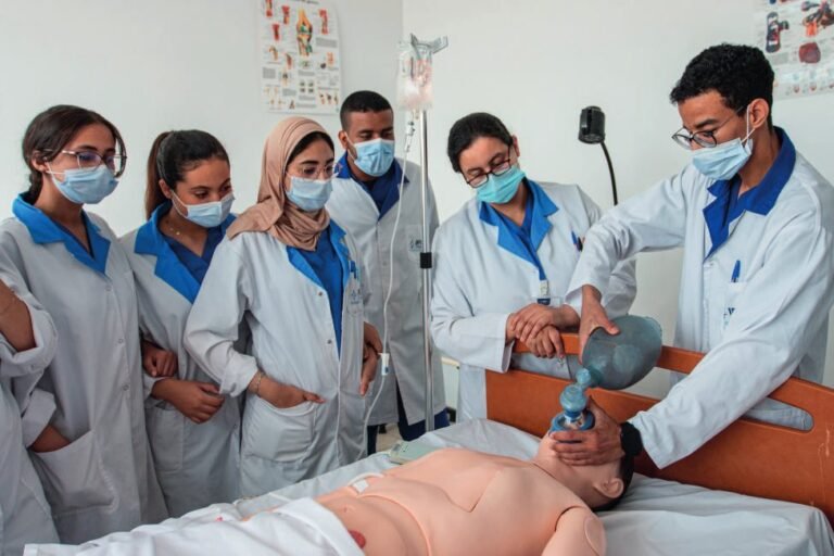 Simulation de soins en salle de travaux pratiques — IFIP Dakhla